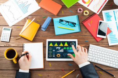 İş adamı çevrimiçi iş analizleri