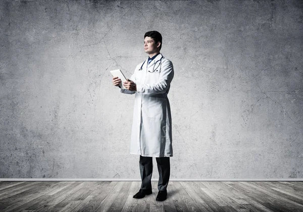 Läkare med tablett — Stockfoto