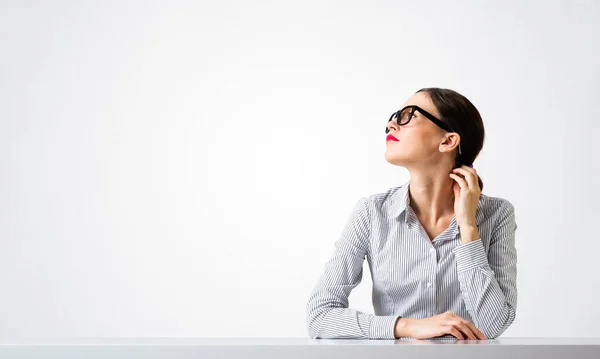 Femme d'affaires confiante dans des lunettes assis au bureau — Photo