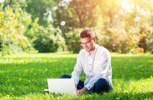 Jovem empresário usando computador portátil — Fotografia de Stock