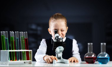 Mikroskopla bakan küçük bilim adamı