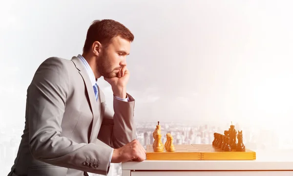 Üzletember mozgó sakkfigura a sakktáblán — Stock Fotó