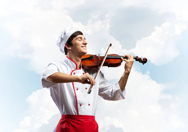 Νεαρός σεφ παίζει βιολί — Φωτογραφία Αρχείου
