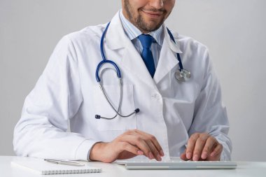 Bilgisayar klavyesinde yazan erkek terapist