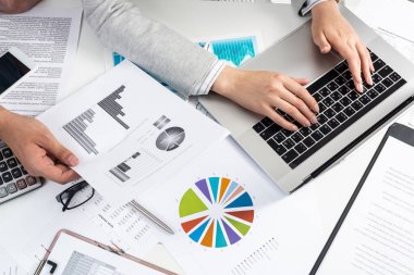 Belgelerle çalışan iş ekibi