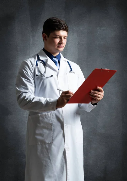 Médico com tablet para documentos — Fotografia de Stock