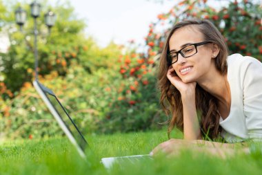 Parkta dizüstü bilgisayarı olan iş adamları