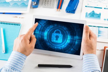 Çalışma masasında bilgisayar tableti olan bir iş adamı.