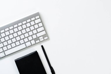 Malzemelerle dolu ofis çalışma alanı