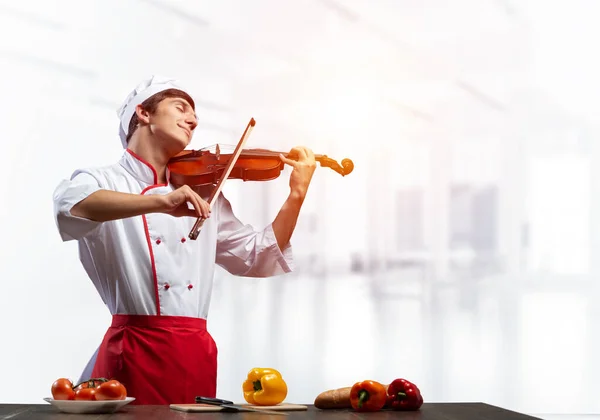 Joven chef masculino con violín de pie — Foto de Stock