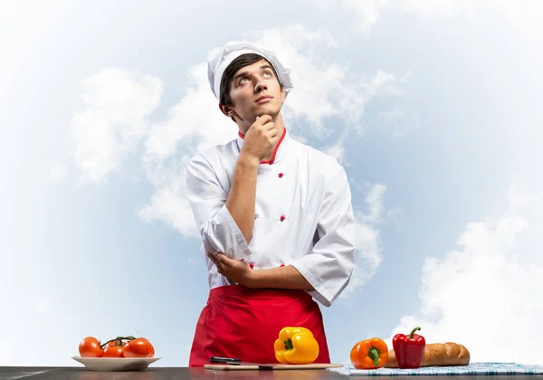 Νεαρό αρσενικό σεφ στέκεται με διπλωμένα χέρια — Φωτογραφία Αρχείου