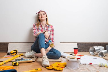 Rüyalarımın güzel ressamı yerde oturuyor.