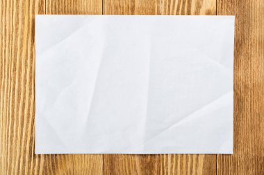 Kağıt çarşaflı düz tahta bir masa.