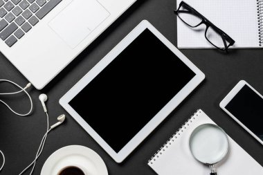 Dijital aygıtlarla ofis işyerinin üst görünümü