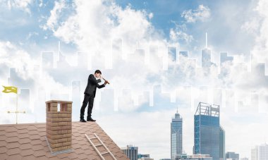 Makinist çatıda dikilip dürbüne bakıyor. Karışık ortam