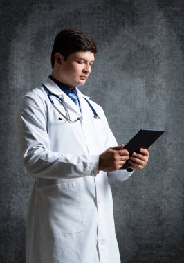 Bilgisayar tabletli bir doktor.