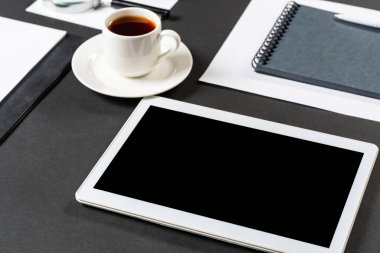 Tablet bilgisayarlı modern işyerinin üst görünümü