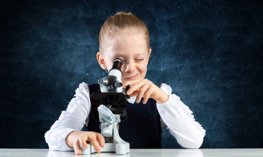 Mikroskopla bakan küçük bilim adamı