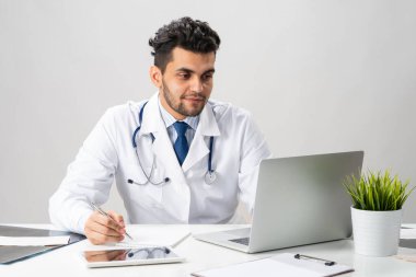 Bilgisayarda çalışan genç bir Arap dahiliyeci.