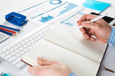 İşadamı ofiste çalışıyor.