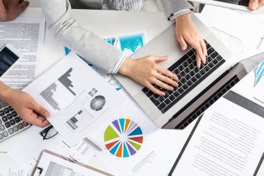 İş adamlarıyla kurumsal takım çalışması kavramı