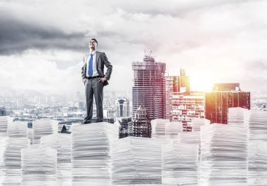 Takım elbiseli başarılı bir iş adamı..