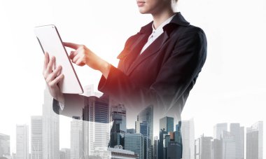 Kadın ve şehir manzarasıyla çifte pozlama kavramı