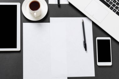 Dijital aygıtlarla işyerinin üst görünümü