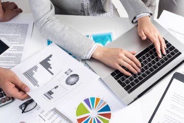 Belgelerle çalışan iş ekibi