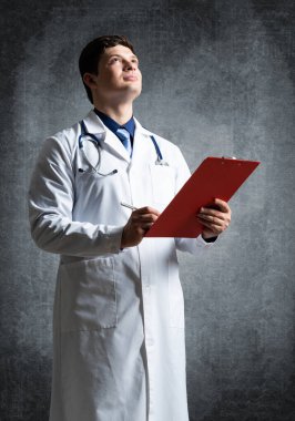 Belgeler için tabletli doktor