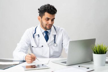 Bilgisayarda çalışan genç bir Arap dahiliyeci.