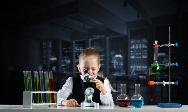 Mikroskopla bakan küçük kız bilim adamı