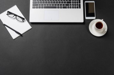 Modern ofis işyerinin en üst görünümü