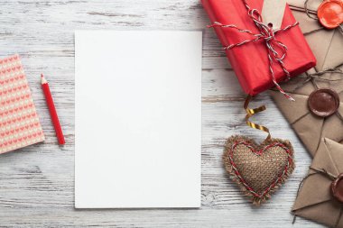 El yapımı kumaş kalplerle düz bir kompozisyon.