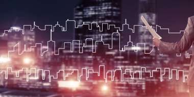 İnşaat konseptini sunan ve elinde belgelerle gezen mimar veya mühendis.