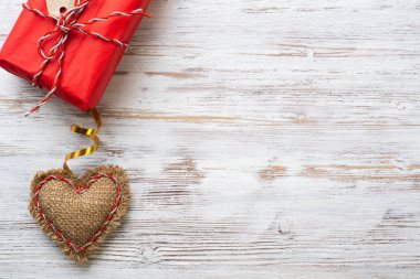 Düz, yumuşak kalpli, şirin bir kompozisyon sergiliyordu.