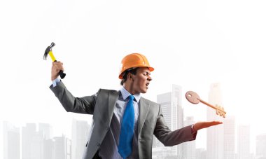 İşadamı çelik anahtarla kaza yapacak.