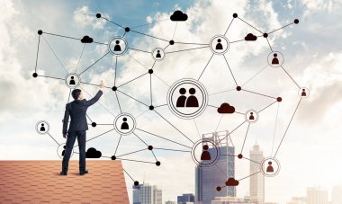 İş adamı çatı katında ağ oluşturma ve bağlantı c 'yi sunuyor