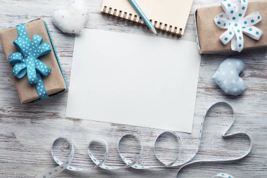 Ahşap masadaki kalem ile çizim defterini aç