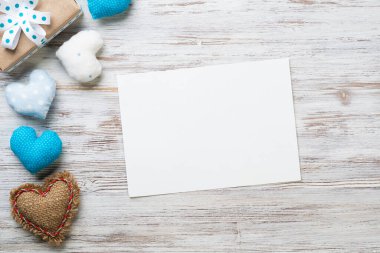 Düz kompozisyon ve dokuma aşk kalpleri.