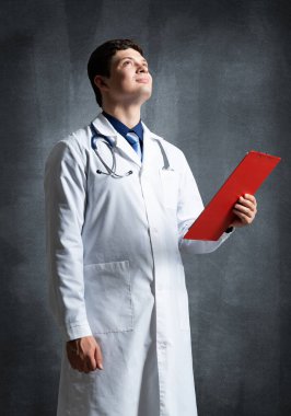 Belgeler için tabletli doktor