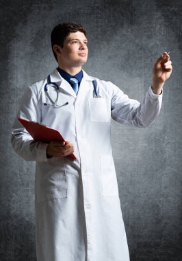 Belgeler için tabletli doktor