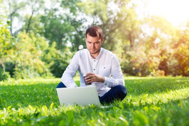 Genç işadamı dizüstü bilgisayar kullanıyor