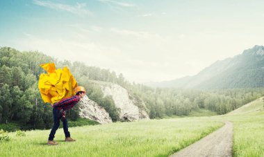 Mühendis adam yükünü taşıyor.