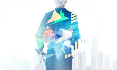 Teknik planları olan kadın mimar.