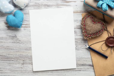 El yapımı kumaş kalplerle düz bir kompozisyon.