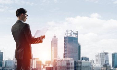 Şehir planına karşı kendine güvenen patronla iş başarısı ve kontrol kavramı