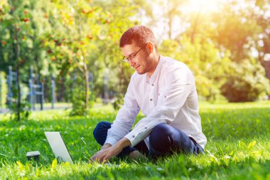 Genç işadamı dizüstü bilgisayar kullanıyor