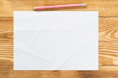 Kağıt yaprağıyla sanatçı işyeri