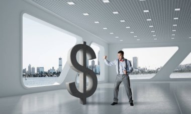 Modern ofis içindeki azimli bankacı dolar bozan adam.